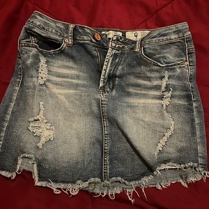 I’m selling because sadly this skirt was too big for me